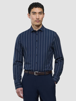 Classic Shirt Slim i Midnight Pinstripe, helfigur på model med mørkeblå skjorte med hvide striber.