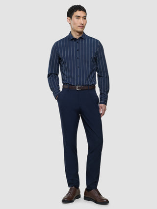 Classic Shirt Slim i Midnight Pinstripe, helfigur på mand med hænder i lommerne.