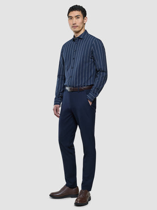 Classic Shirt Slim i Midnight Pinstripe, helfigur på model iført skjorte og mørkeblå bukser.