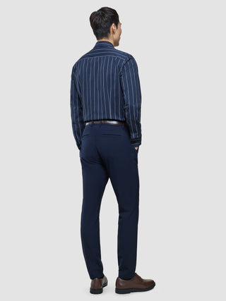 Classic Shirt Slim i Midnight Pinstripe, helfigur bagfra på mand i marineblå bukser og brune sko.