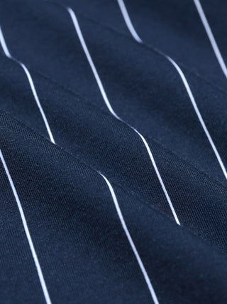 Classic Shirt Slim i Midnight Pinstripe, stof med hvide nålestriber i detaljeoptagelse.