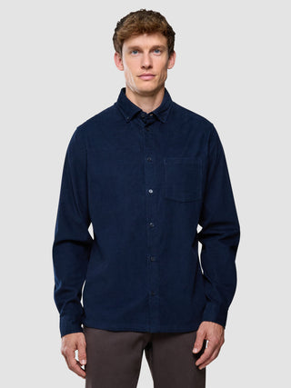 Corduroy Shirt i Dark Navy, helfigur på model med grå baggrund.