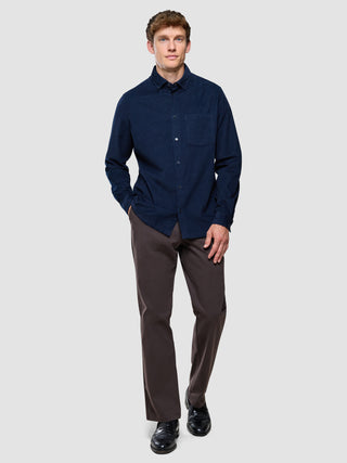 Corduroy Shirt i Dark Navy, helfigur på model med hænderne i lommerne.