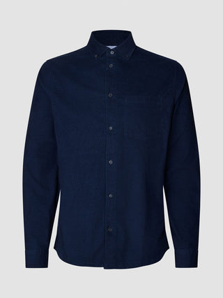 Corduroy Shirt i Dark Navy, helfigur foran gråt baggrund.