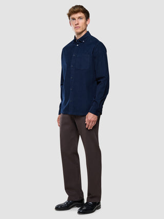 Corduroy Shirt i Dark Navy, helfigur med mand iført navy skjorte og brune bukser.