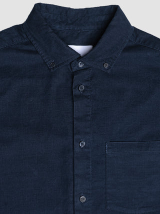 Corduroy Shirt i Dark Navy, detalje af krave og knapper, set forfra.