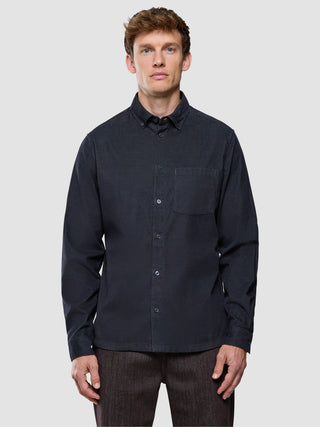 Corduroy Shirt i Deep Grey, helfigur på model.