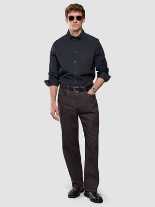 Corduroy Shirt i Deep Grey, helfigur på mand med sorte solbriller og bælte.