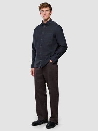 Corduroy Shirt i Deep Grey, helfigur på model med hænderne i lommerne.