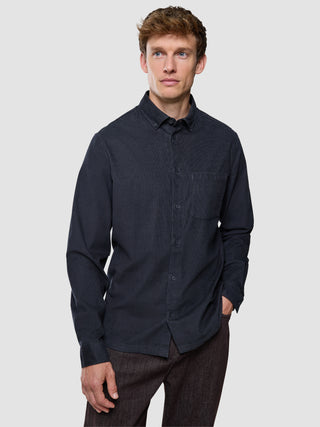 Corduroy Shirt i Deep Grey, helfigur med mand iført skjorten.