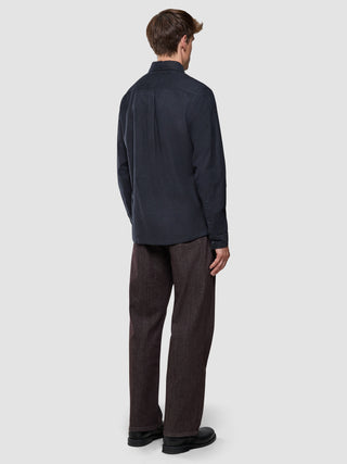 Corduroy Shirt i Deep Grey, helfigur bagfra af mand iført mørkegrå skjorte og brune bukser.