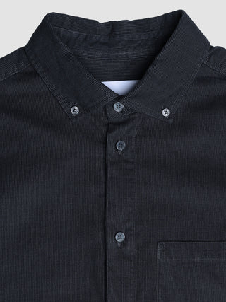 Corduroy Shirt i Deep Grey, detalje af krave og knapper.