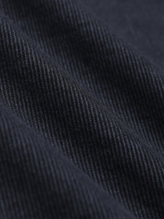 Corduroy Shirt i Deep Grey, detaljebillede af stofets ribbet tekstur.