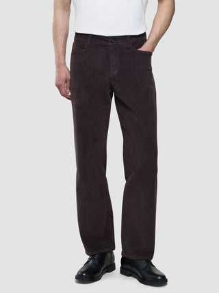 Corduroy Relaxed i Deep Espresso, helfigur af mand i sorte fløjlsbukser og hvid t-shirt.