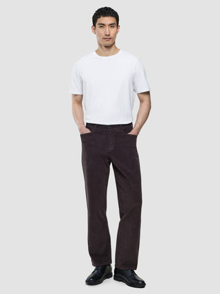 Corduroy Relaxed i Deep Espresso, helfigur med mand i hvid t-shirt og mørke bukser.