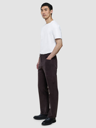 Corduroy Relaxed i Deep Espresso, mand i hvid t-shirt og mørkebrun bukser, helfigur.
