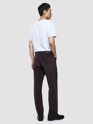 Corduroy Relaxed i Deep Espresso, mand i hvidt t-shirt og mørke bukser, set fra siden.