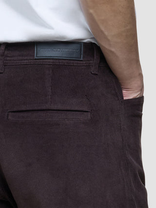 Courduroy Relaxed i Deep Espresso, detalje af baglomme og leather label.