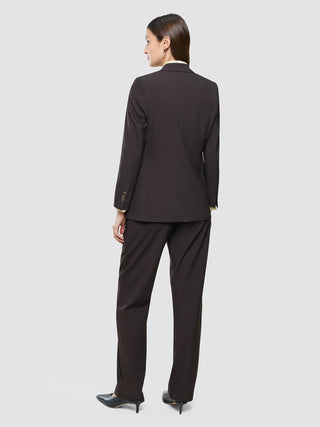 En kvinde set bagfra iført en Women Ease Blazer i farven Mocha Melange og matchende højhælede sko.
