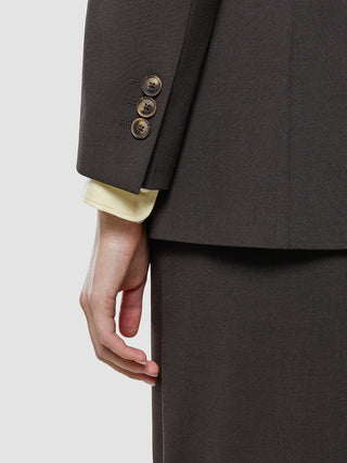 Nærbillede af en ærme på en Women Ease Blazer i farven Mocha Melange med tre knapper og en cremefarvet skjortemanchet.