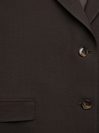 Nærbillede af en Women Ease-blazer i farven Mocha Melange med to knapper foran og en lomme, der afspejler klassisk dansk design.