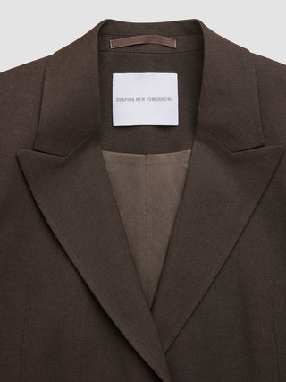 Nærbillede af en Women Ease-blazer i farven Mocha Melange med et »Shaping New Tomorrow«-mærke på indersiden af kraven.