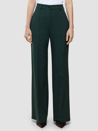 Ease Pants Wide i Evergreen, helfigur bagfra på model iført hvid top.