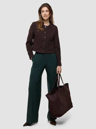 Ease Pants Wide i Evergreen, helfigur fra foran med burgundy cardigan og matchende taske.