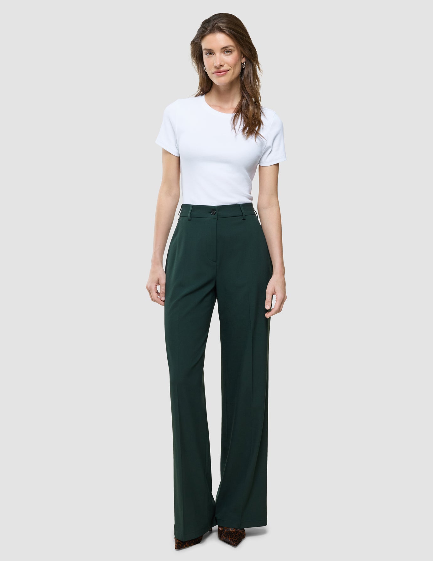 Ease Pants Wide i Evergreen, helfigur fra foran.