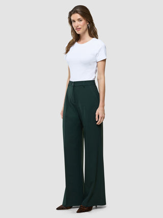 Ease Pants Wide i Evergreen, helfigur fra siden med hvid t-shirt.