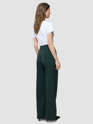 Ease Pants Wide i Evergreen, helfigur bagfra på model med hvid t-shirt.