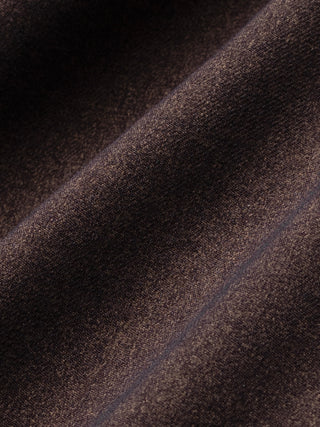 Nærbillede af Effortless Shirt Dark Brown i brunt stof med folder.
