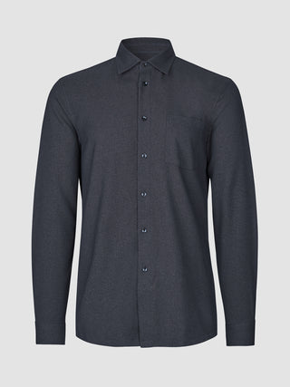 Effortless Shirt – mørkegrå langærmet overskjorte med brystlomme foran, fremstillet af genanvendt polyester.