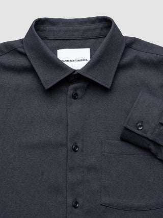 Mørkegrå »Effortless Shirt« i mørkegrå fra Shaping New Tomorrow, fremstillet af genanvendt polyester.