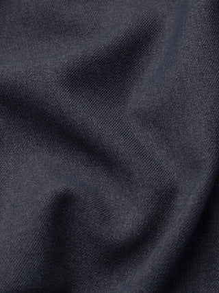 Nærbillede af Effortless Shirt i mørkegråt stof med en tydelig ribbet struktur.