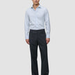 En mand iført en Elevated Shirt Regular Classic Blue Striped, mørke bukser og sorte loafers.