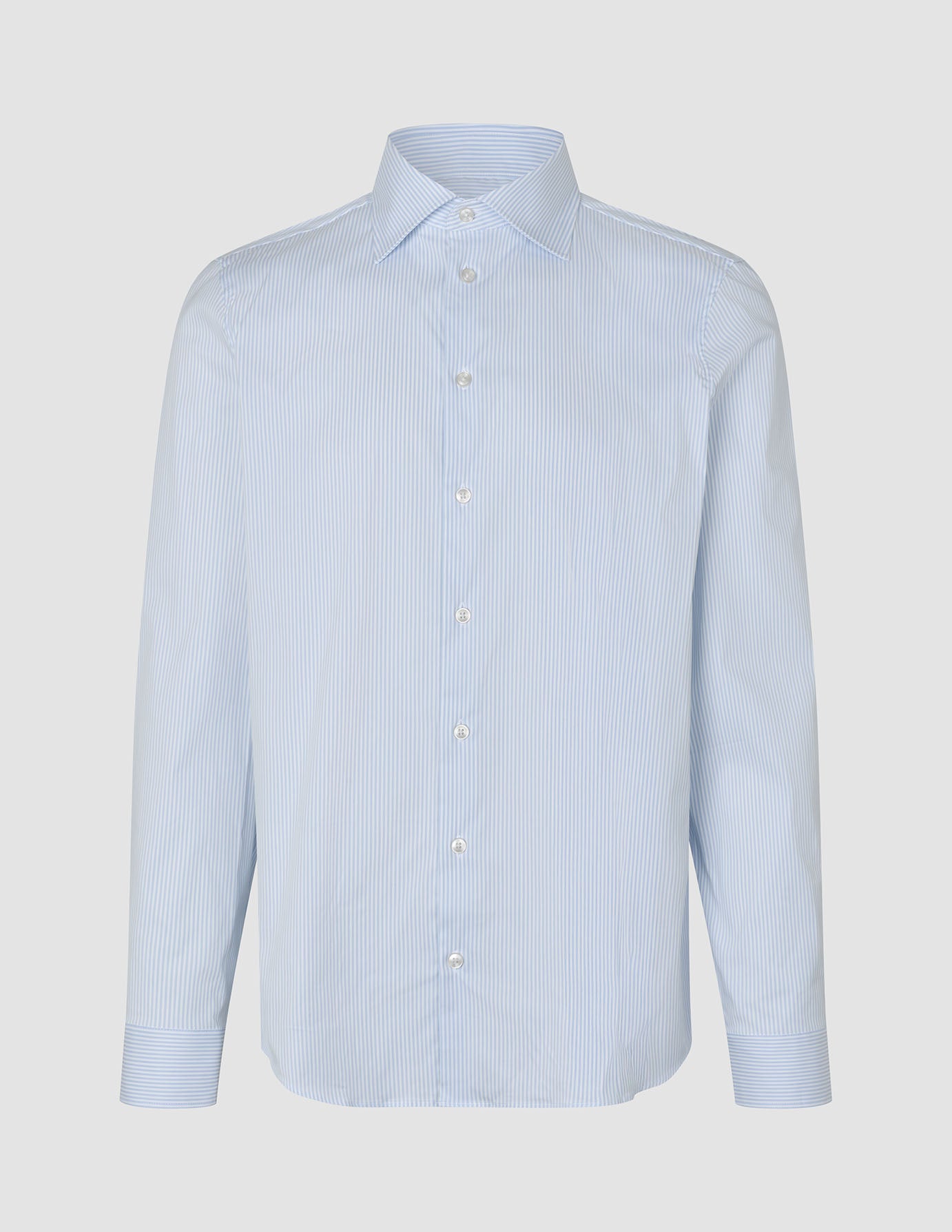 Elevated Shirt Regular Classic Blue Striped – langærmet skjorte med knapper i lyseblå og hvide lodrette striber.