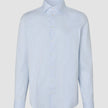 Elevated Shirt Regular Classic Blue Striped – langærmet skjorte med knapper i lyseblå og hvide lodrette striber.