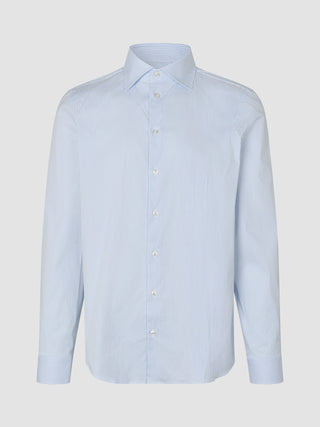 Elevated Shirt Regular Classic Blue Striped – langærmet skjorte med knapper i lyseblå og hvide lodrette striber.
