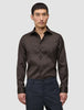 En mand iført en Elevated Shirt Regular Dark Brown, en langærmet skjorte med knapper.