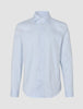 Elevated Shirt Slim Classic Blue Striped – langærmet skjorte med knapper i lyseblå og hvide lodrette striber.