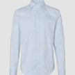 Elevated Shirt Slim Classic Blue Striped – langærmet skjorte med knapper i lyseblå og hvide lodrette striber.