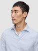 En mand iført en Elevated Shirt Slim Classic Blue Striped med lyseblå og hvide striber.