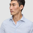 En mand iført en Elevated Shirt Slim Classic Blue Striped med lyseblå og hvide striber.
