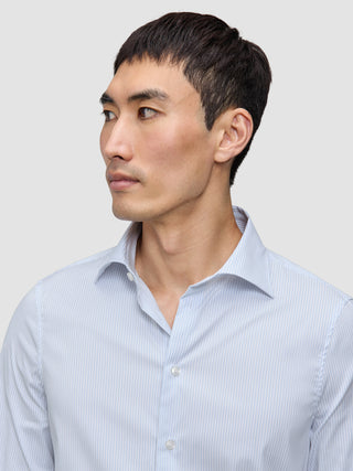 En mand iført en Elevated Shirt Slim Classic Blue Striped med lyseblå og hvide striber.