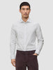 En mand iført en Elevated Shirt Slim Light Grey Striped, der er fremstillet af lysegråt stof med tynde lodrette striber.