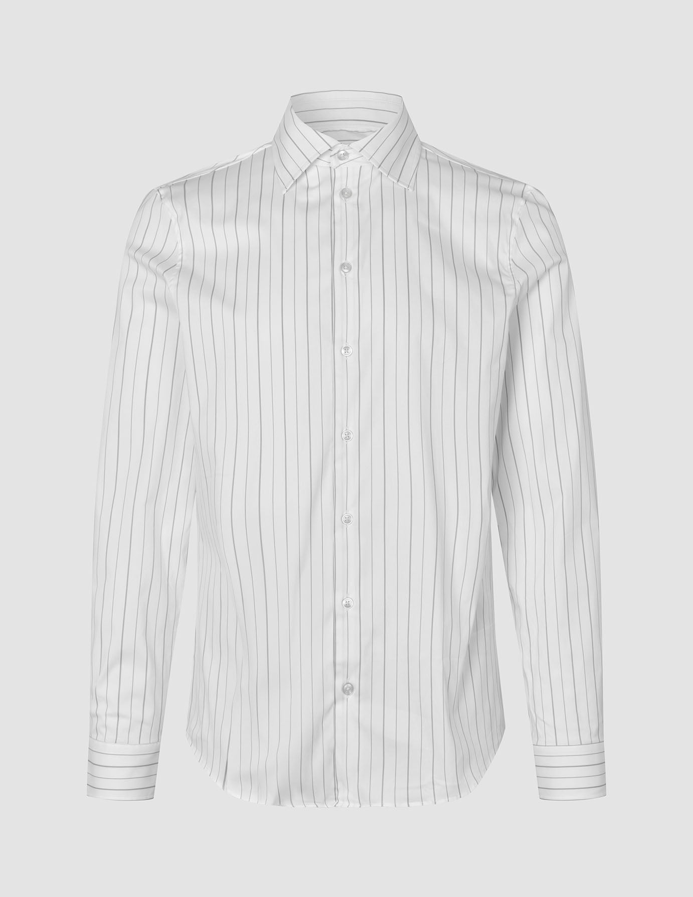 Elevated Shirt Slim – Langærmet, lysgrå, stribet skjorte med knapper i Pima-bomuld med tynde, lodrette grå striber.