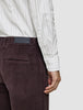 En person iført en Elevated Shirt Slim i lysegrå striber og mørkebrune fløjlsbukser.