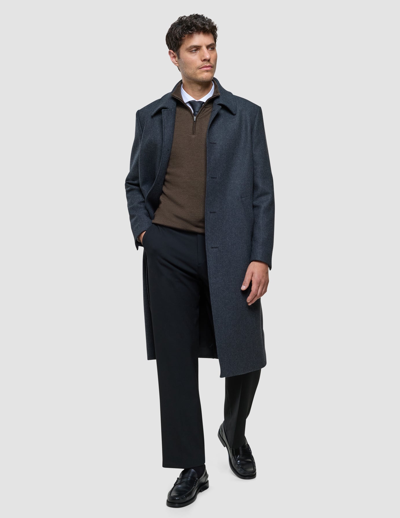 Maxi Wool Coat i Grey, mand i helfigur iført frakke over brun trøje og sorte bukser.