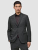 En mand iført en Motion Blazer Regular i farven Pepper Grey over en mørk skjorte med knapper.